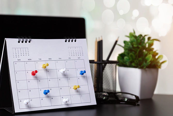 Calendar with pins to save dates